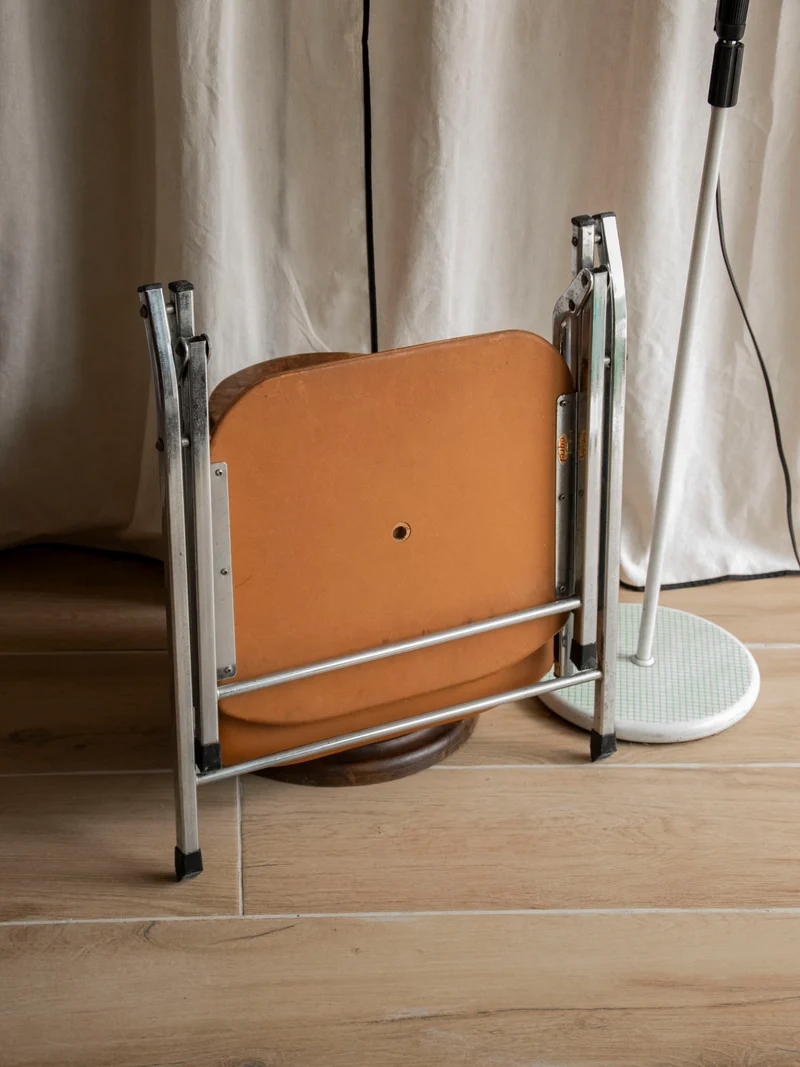 Alma, la chaise pliante à l'assise de couleur camel N°1631