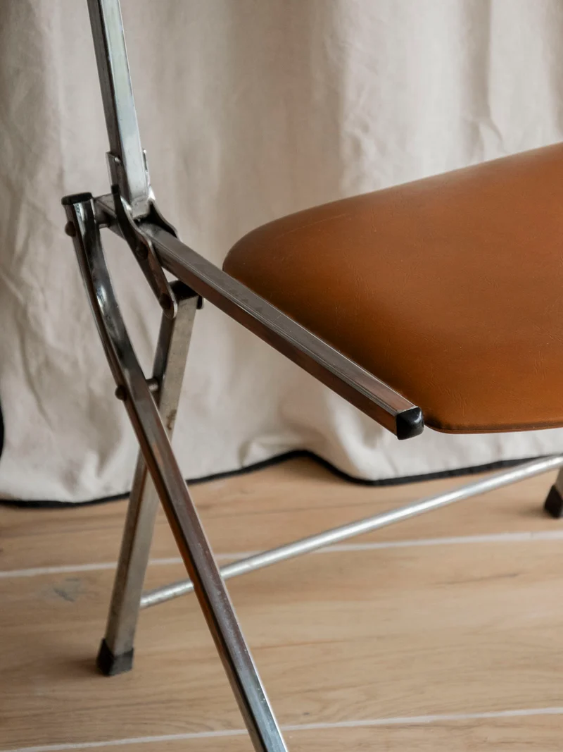 Alma, la chaise pliante à l'assise de couleur camel N°1631