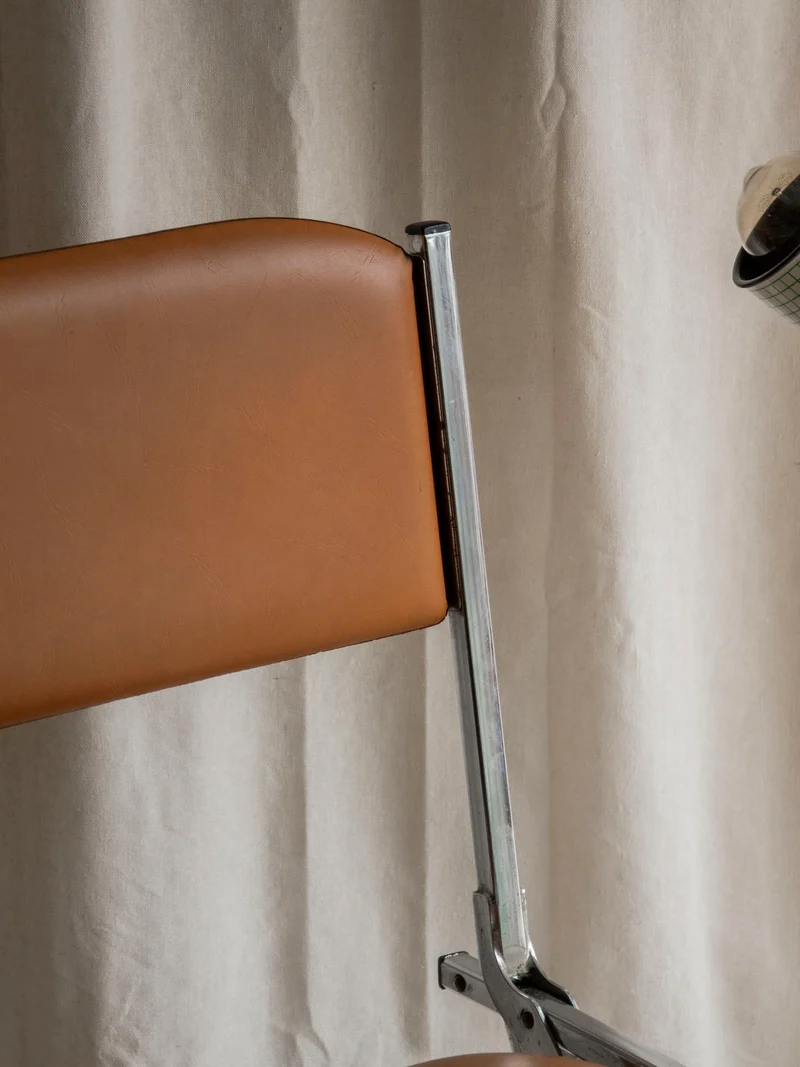 Alma, la chaise pliante à l'assise de couleur camel N°1631
