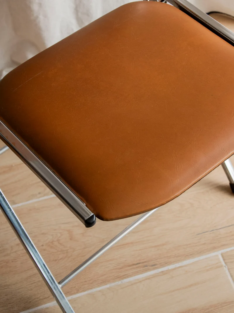 Alma, la chaise pliante à l'assise de couleur camel N°1631