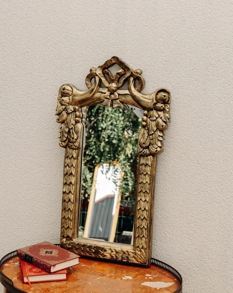 Georges, le miroir sculpté au cadre doré et sculptural N°1275