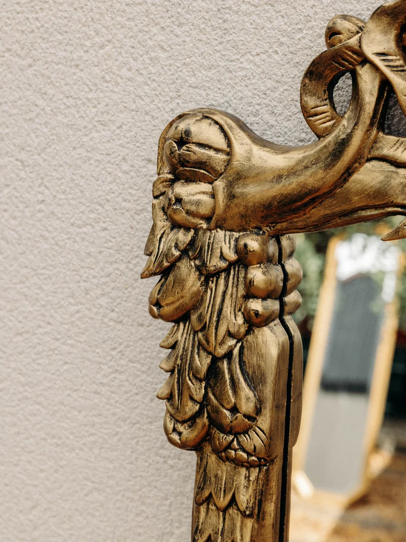 Georges, le miroir sculpté au cadre doré et sculptural N°1275