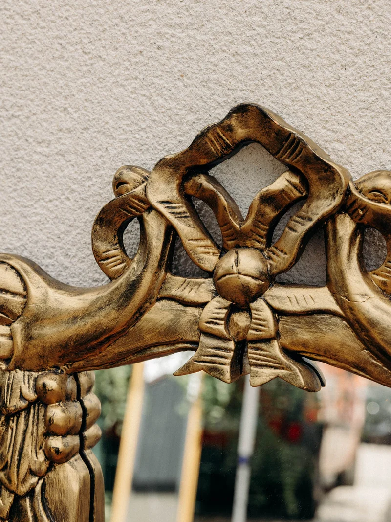 Georges, le miroir sculpté au cadre doré et sculptural N°1275