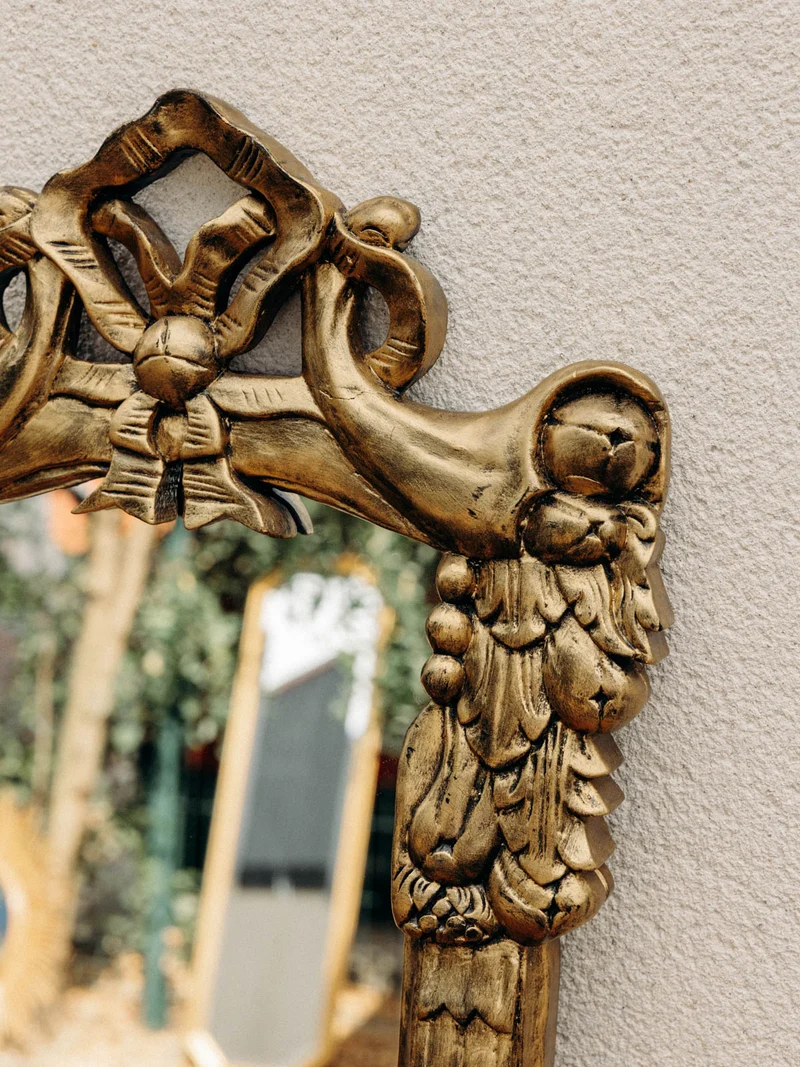 Georges, le miroir sculpté au cadre doré et sculptural N°1275