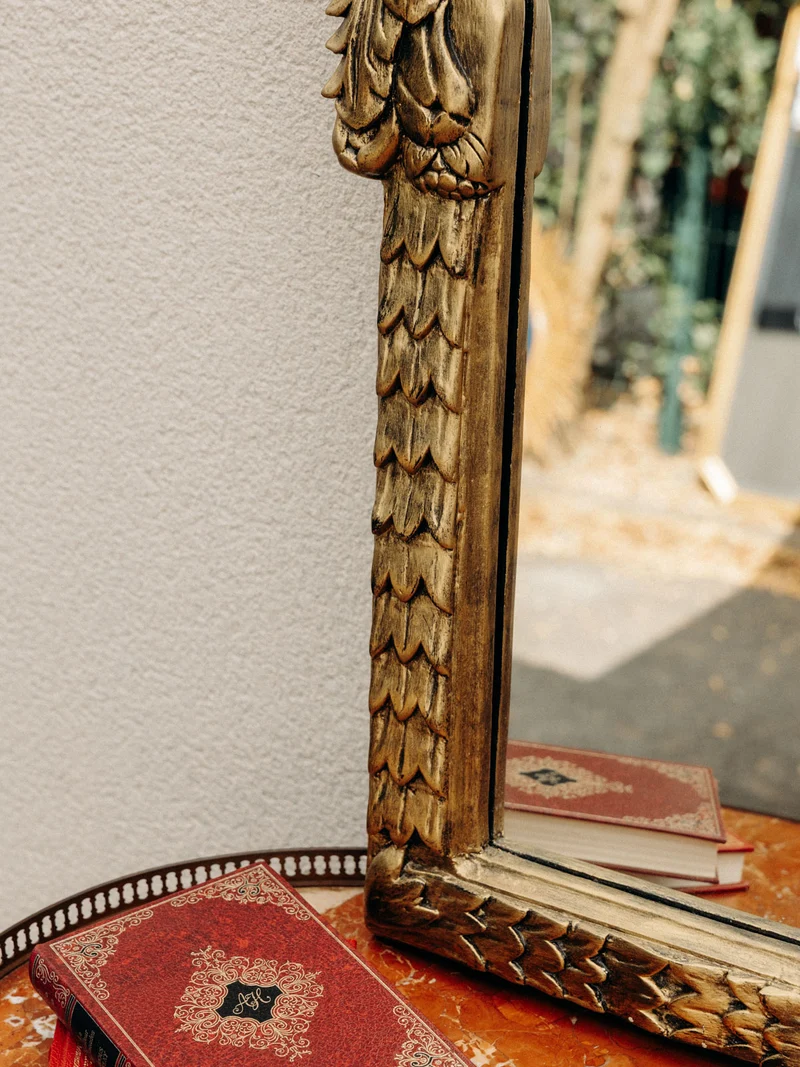 Georges, le miroir sculpté au cadre doré et sculptural N°1275