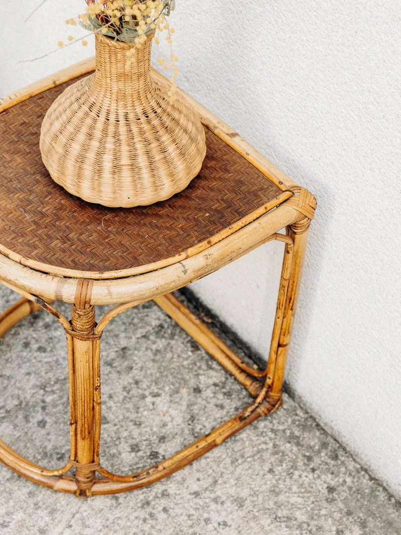 Francine, la table d'appoint en bambou tressé N°1014