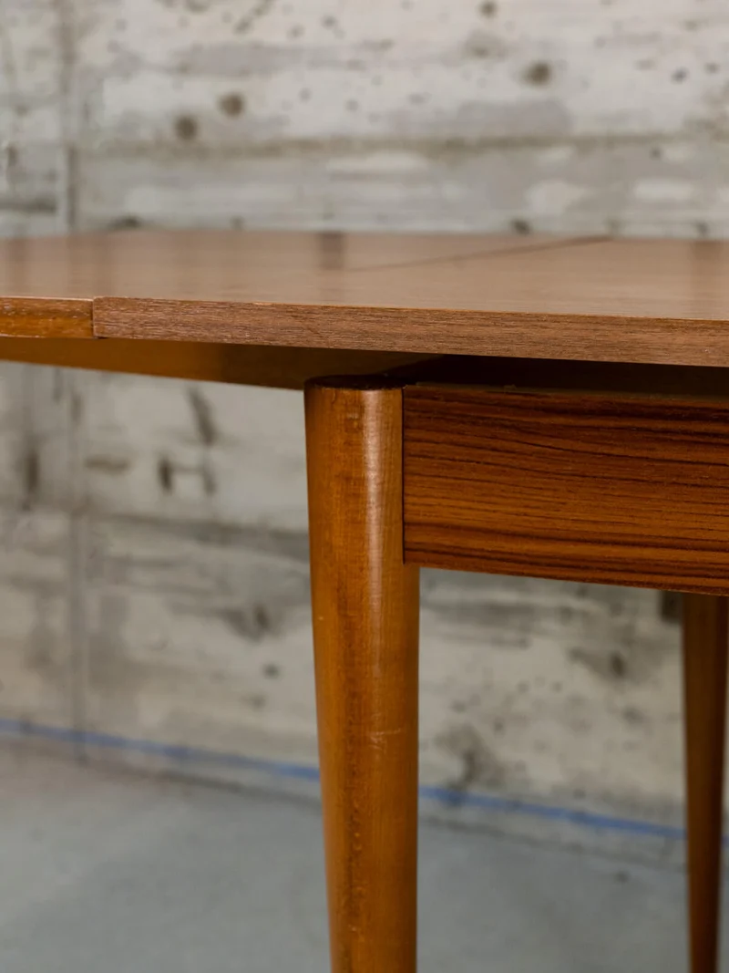 Karla, la table à manger scandinave en bois N°1184