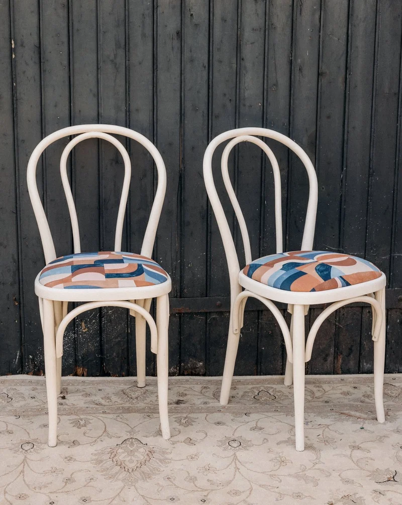 Alma, la paire de chaises retapisées au tissu géométrique N°1620