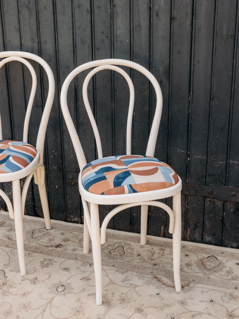 Alma, la paire de chaises retapisées au tissu géométrique N°1620
