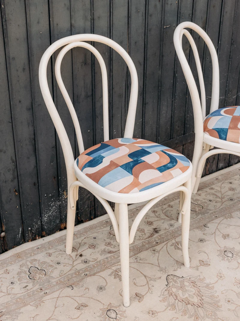 Alma, la paire de chaises retapisées au tissu géométrique N°1620