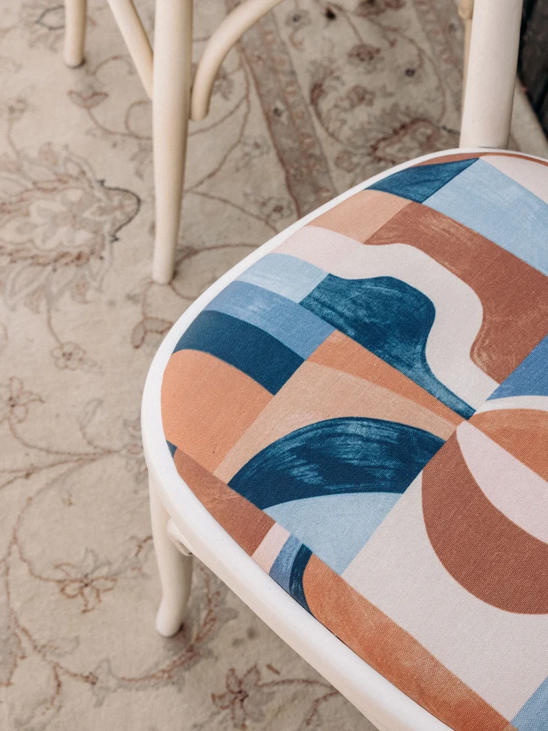Alma, la paire de chaises retapisées au tissu géométrique N°1620