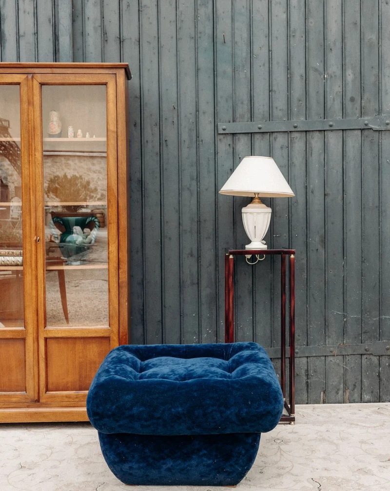 Jean-Philippe, le pouf en velours bleu N°93