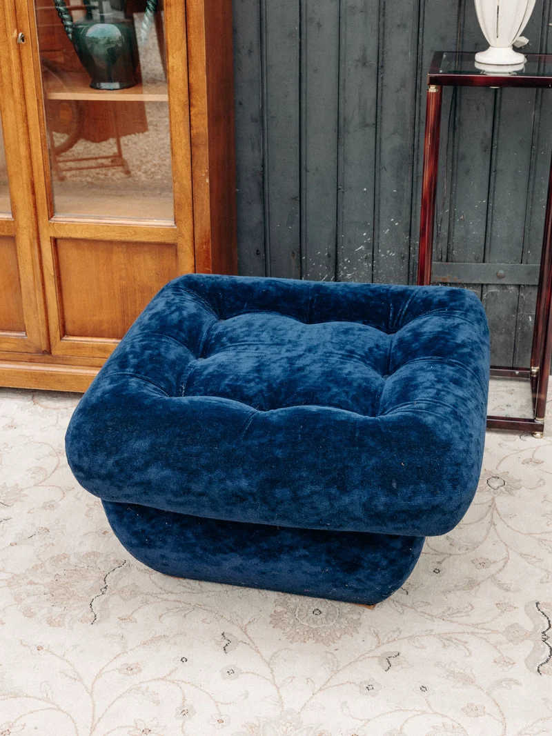 Jean-Philippe, le pouf en velours bleu N°93