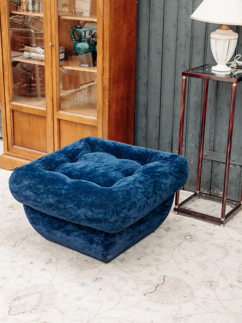 Jean-Philippe, le pouf en velours bleu N°93