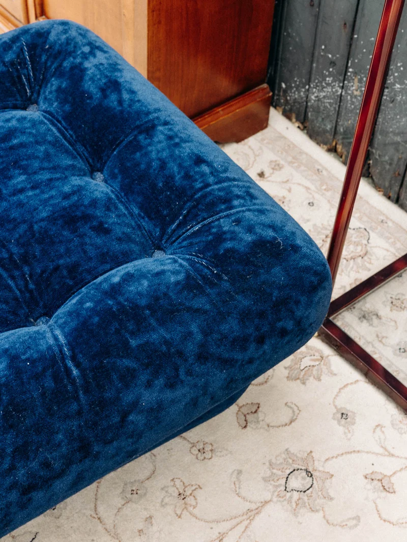 Jean-Philippe, le pouf en velours bleu N°93