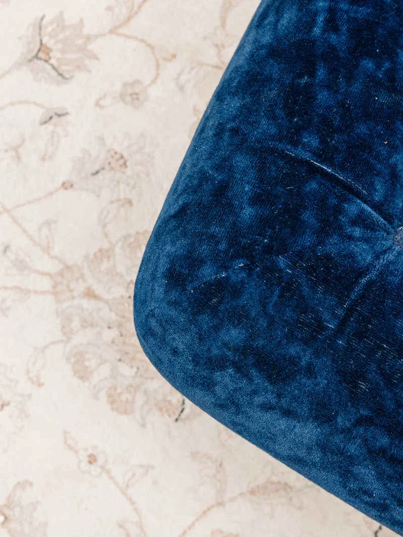 Jean-Philippe, le pouf en velours bleu N°93