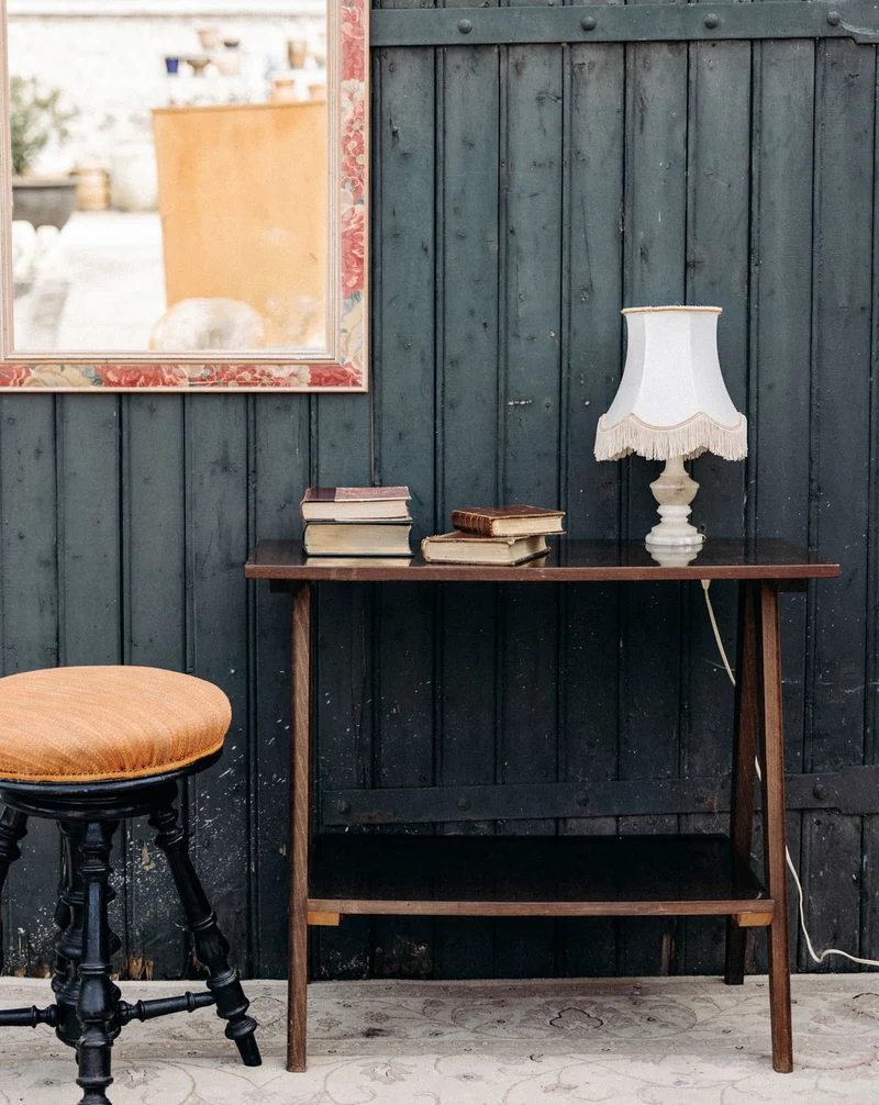 Francine, la table d'appoint en bois foncé N°989