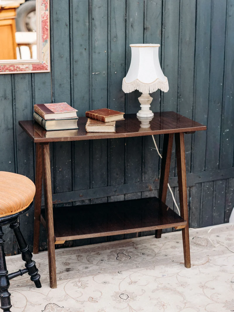 Francine, la table d'appoint en bois foncé N°989