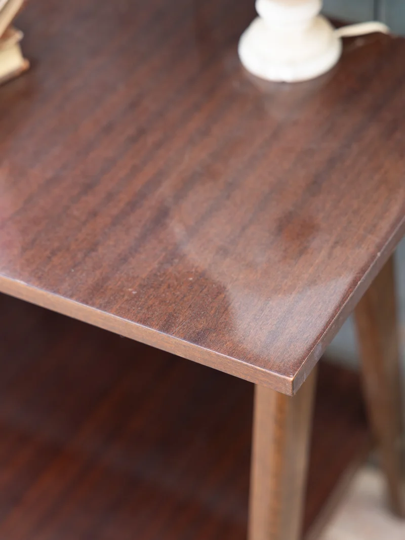 Francine, la table d'appoint en bois foncé N°989