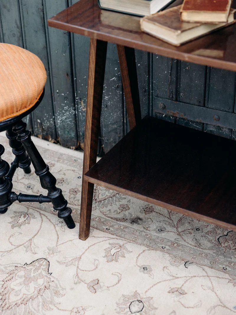 Francine, la table d'appoint en bois foncé N°989