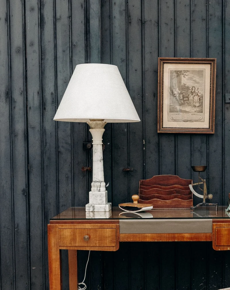 Suzanne, la lampe en albâtre et à l'abat-jour satiné N°580