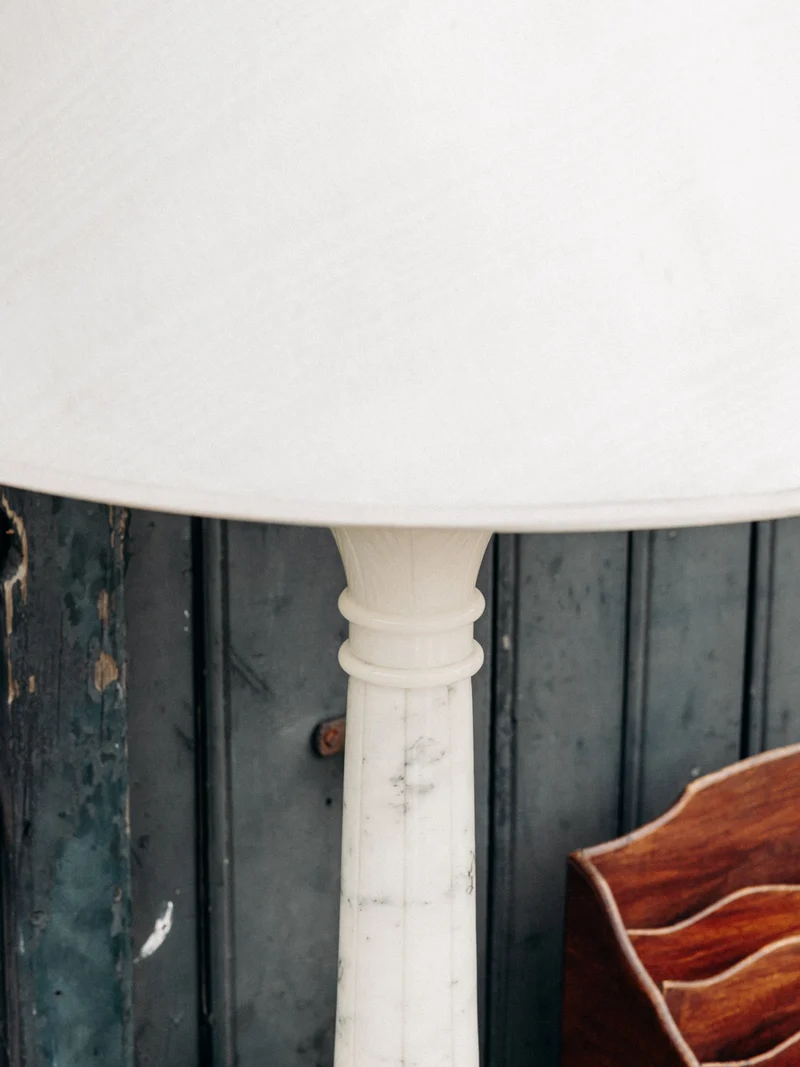 Suzanne, la lampe en albâtre et à l'abat-jour satiné N°580
