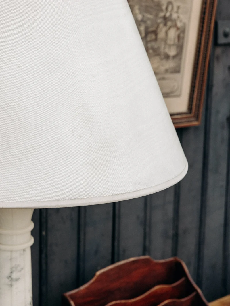 Suzanne, la lampe en albâtre et à l'abat-jour satiné N°580