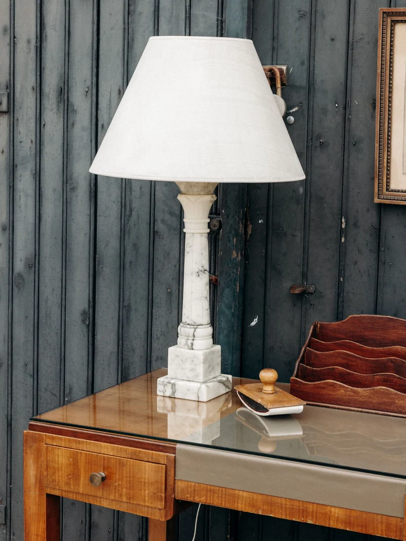 Suzanne, la lampe en albâtre et à l'abat-jour satiné N°580