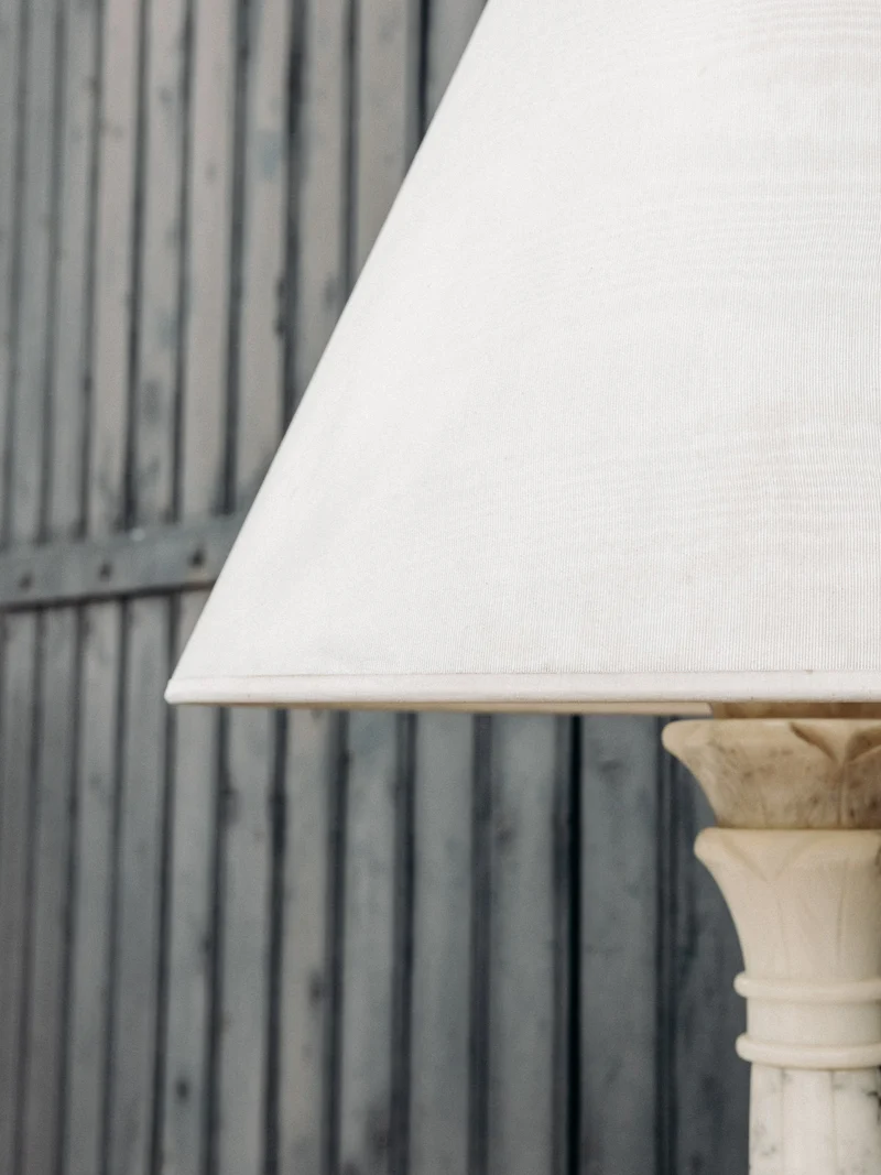 Suzanne, la lampe en albâtre et à l'abat-jour satiné N°580