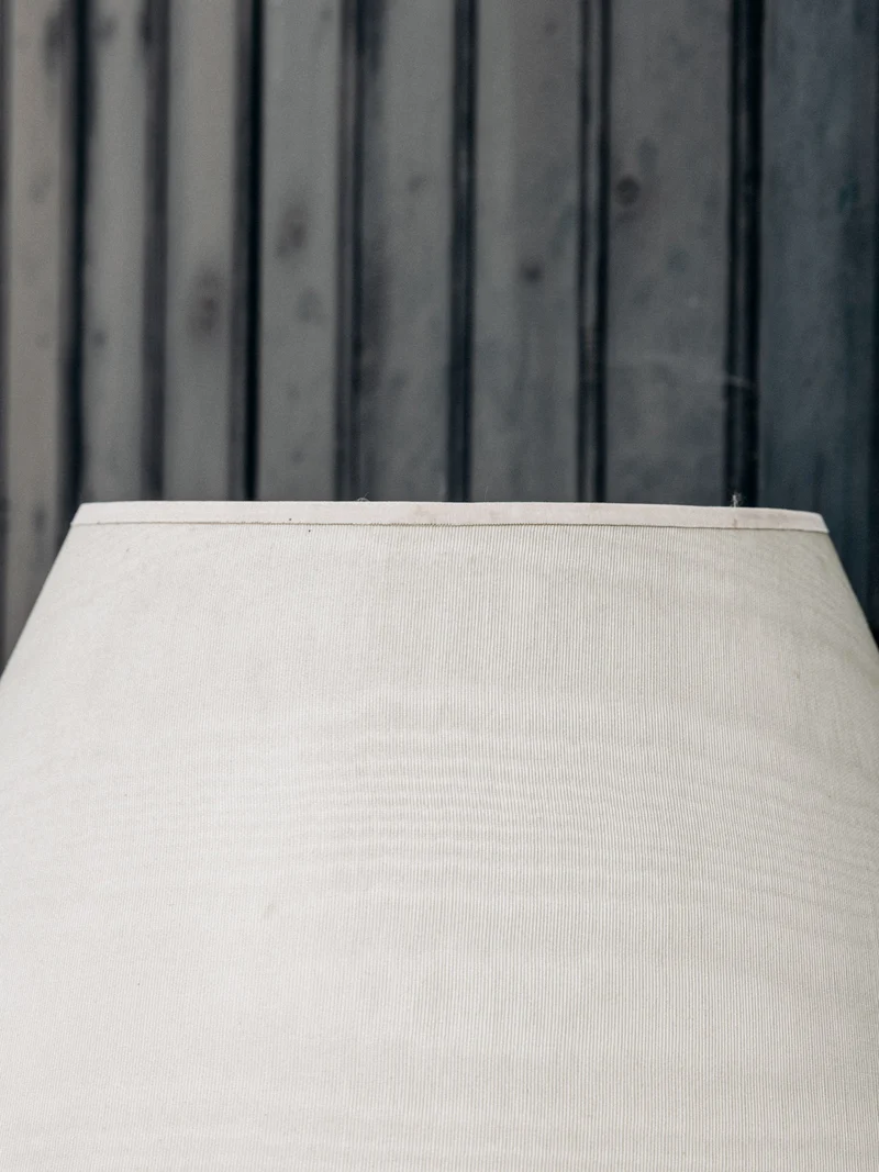 Suzanne, la lampe en albâtre et à l'abat-jour satiné N°580