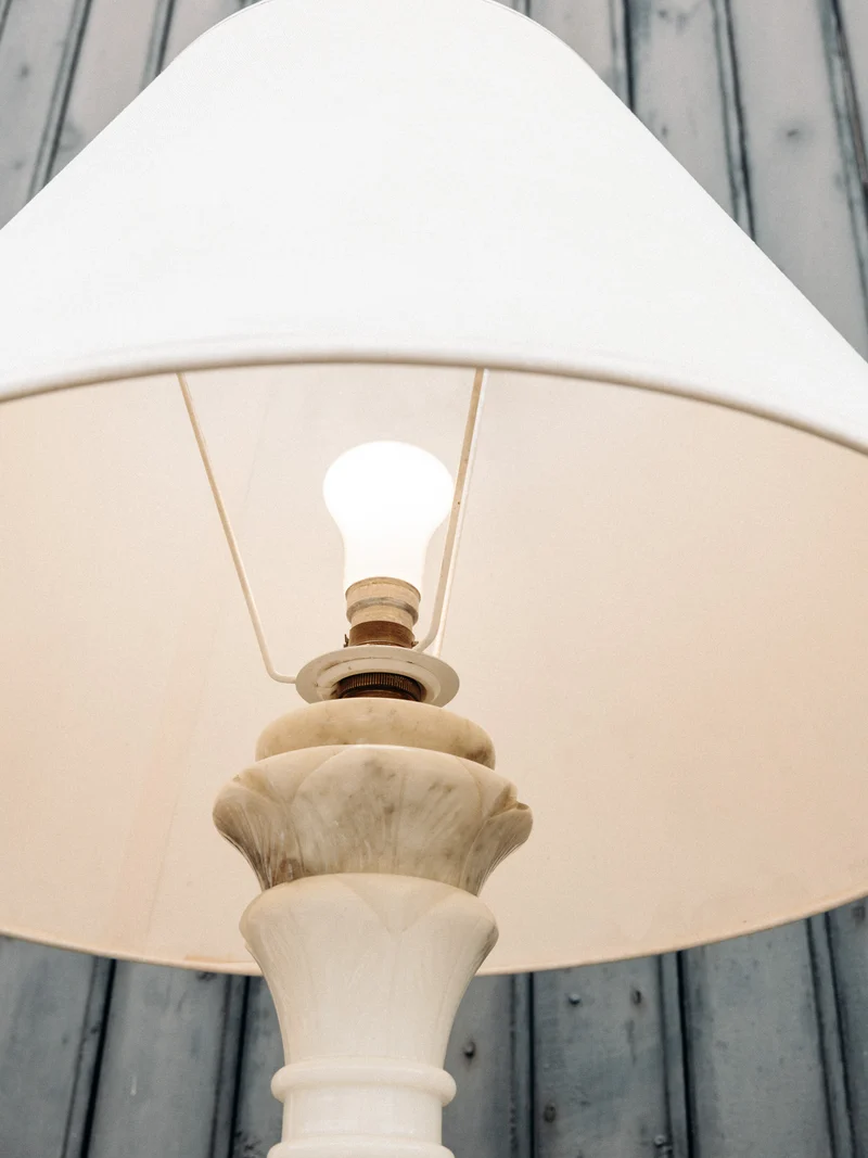 Suzanne, la lampe en albâtre et à l'abat-jour satiné N°580