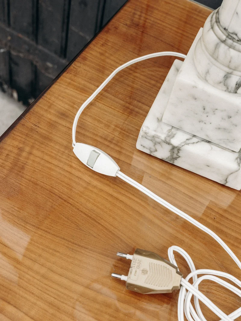 Suzanne, la lampe en albâtre et à l'abat-jour satiné N°580