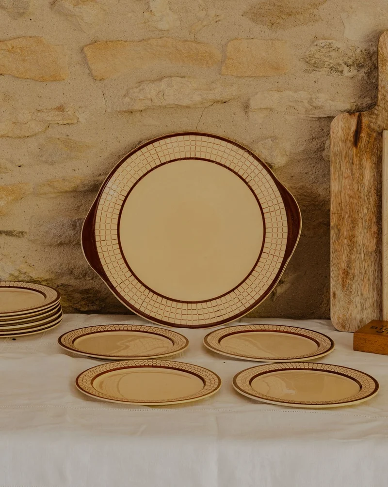 Nestor, le lot de 10 assiettes et d'un plat en faïence N°672
