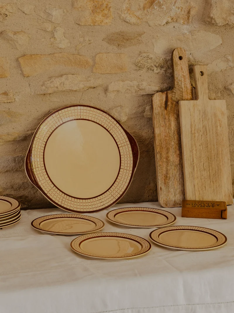Nestor, le lot de 10 assiettes et d'un plat en faïence N°672