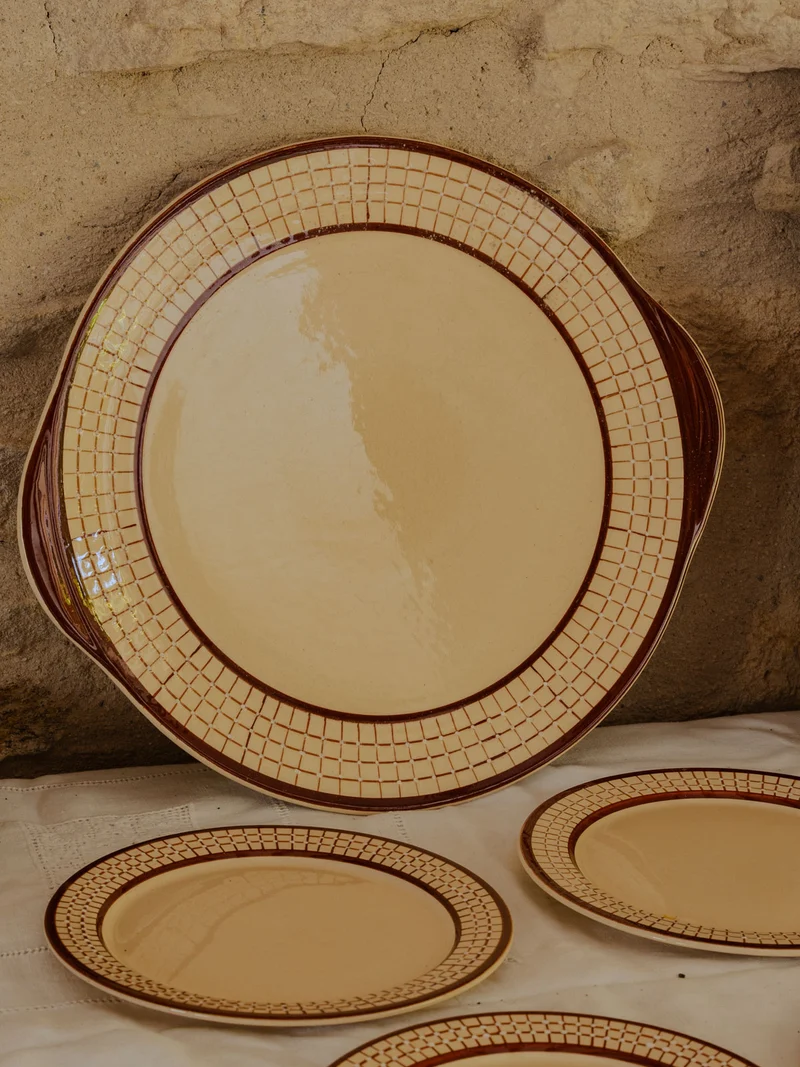 Nestor, le lot de 10 assiettes et d'un plat en faïence N°672