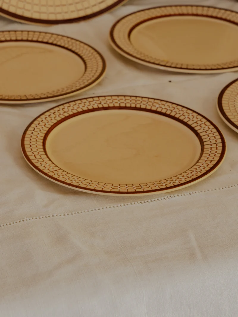 Nestor, le lot de 10 assiettes et d'un plat en faïence N°672