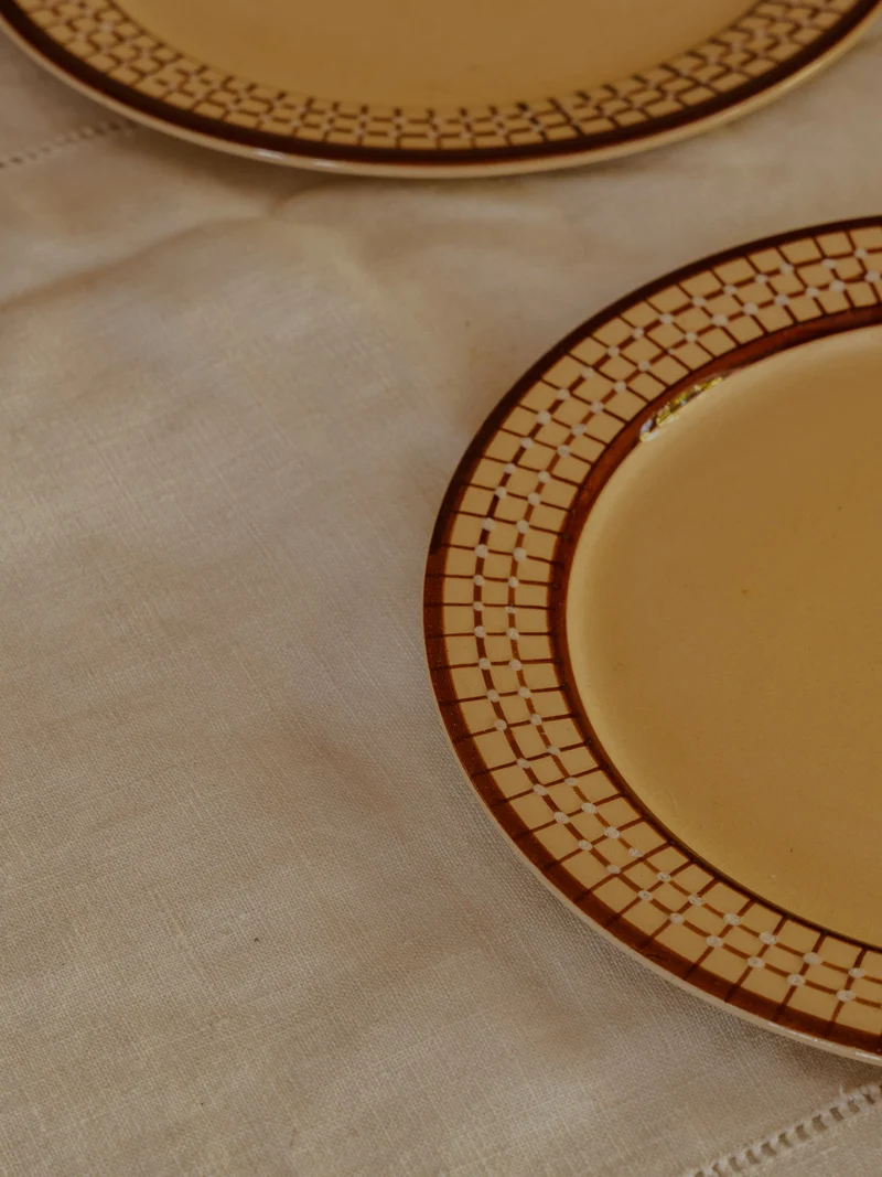 Nestor, le lot de 10 assiettes et d'un plat en faïence N°672