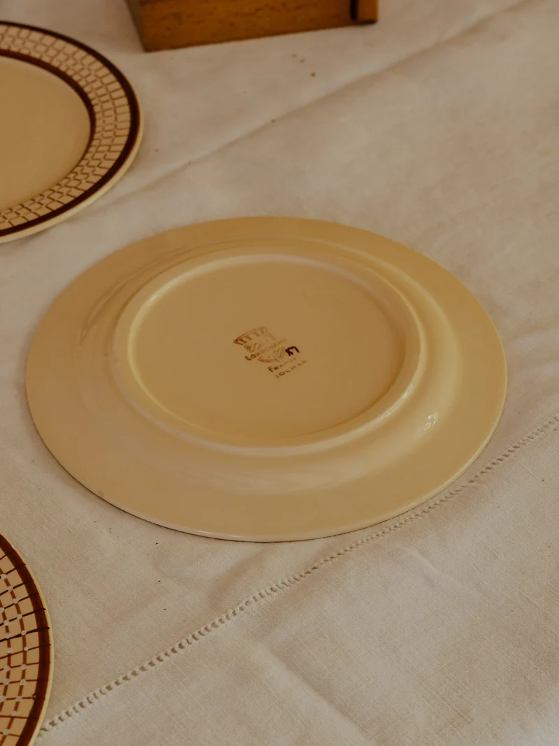 Nestor, le lot de 10 assiettes et d'un plat en faïence N°672