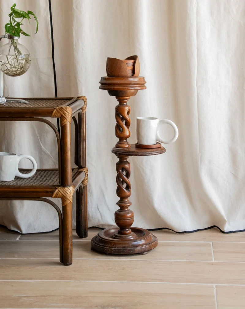 Francine, la table d'appoint au bois sculpté incluant des sous-verres N°1000