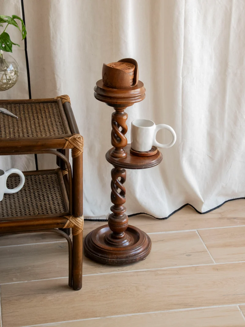 Francine, la table d'appoint au bois sculpté incluant des sous-verres N°1000