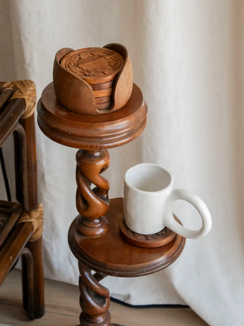 Francine, la table d'appoint au bois sculpté incluant des sous-verres N°1000