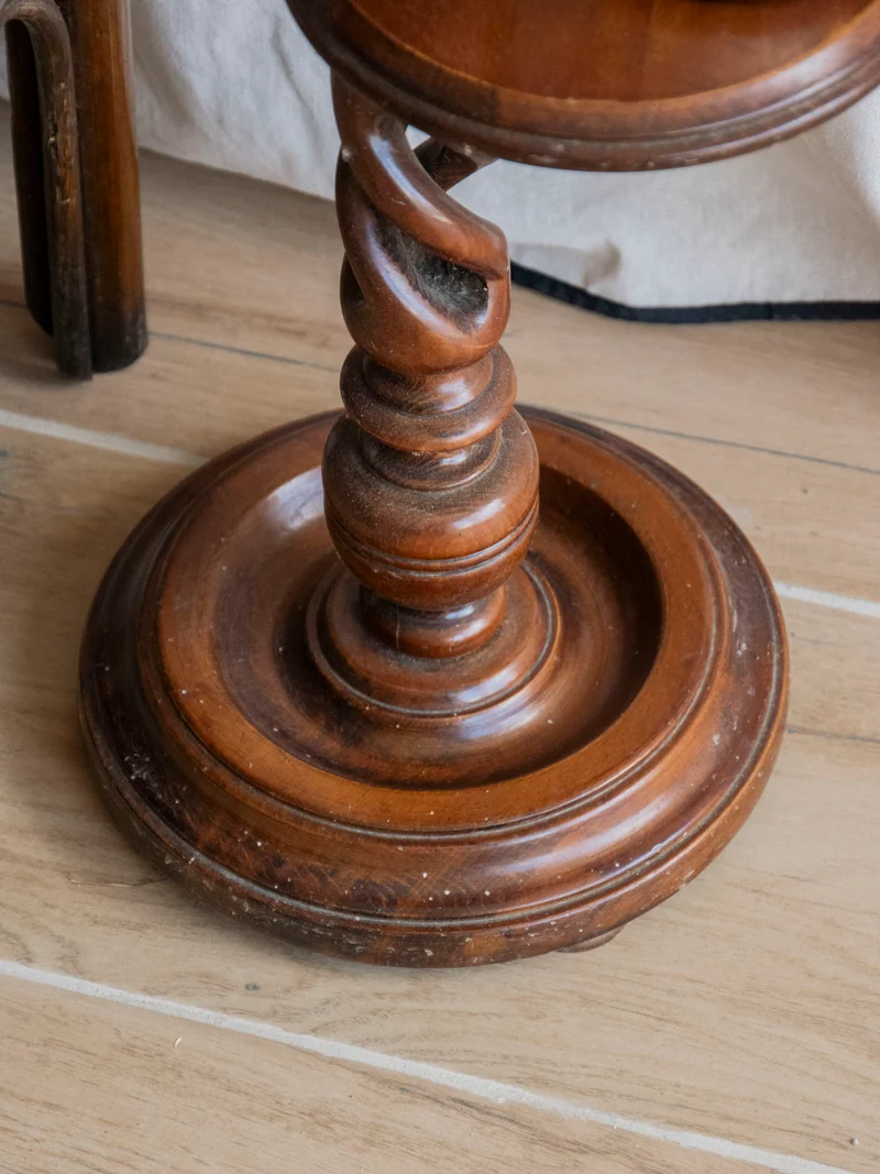 Francine, la table d'appoint au bois sculpté incluant des sous-verres N°1000