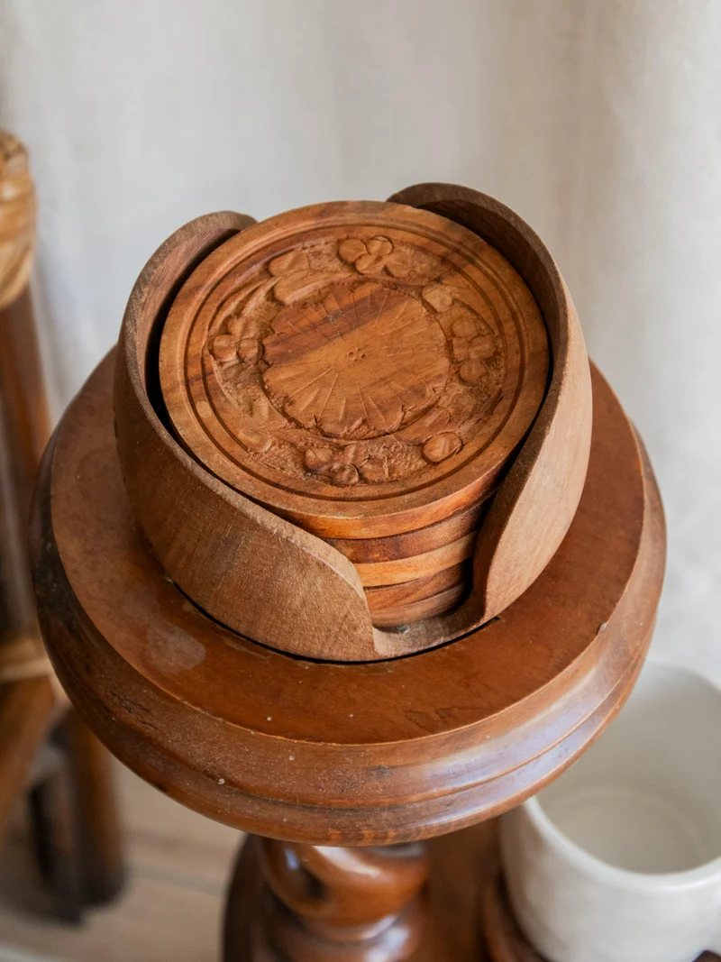 Francine, la table d'appoint au bois sculpté incluant des sous-verres N°1000