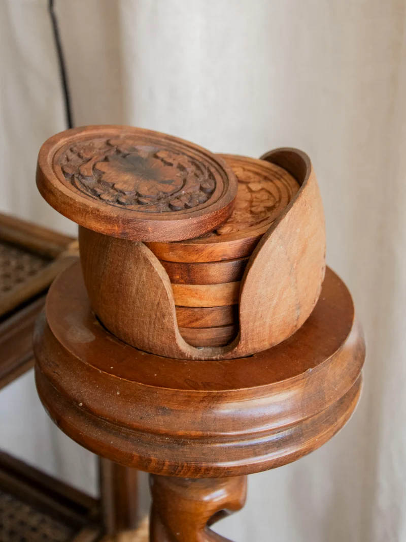 Francine, la table d'appoint au bois sculpté incluant des sous-verres N°1000