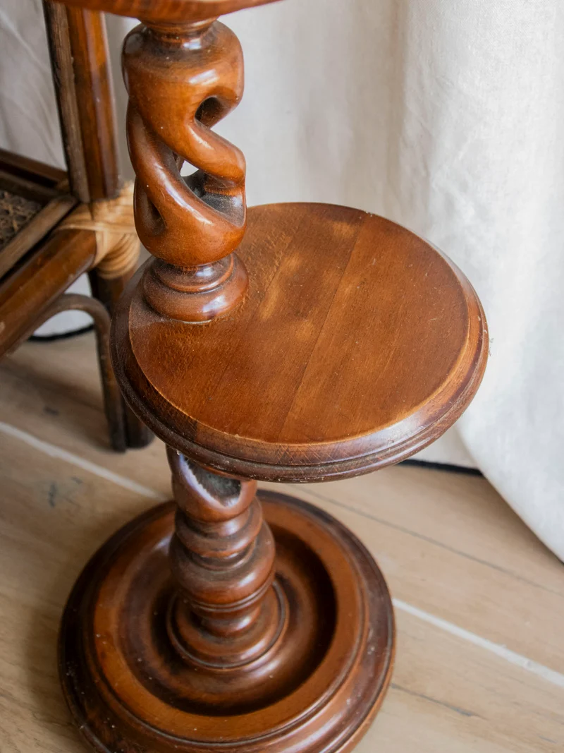 Francine, la table d'appoint au bois sculpté incluant des sous-verres N°1000