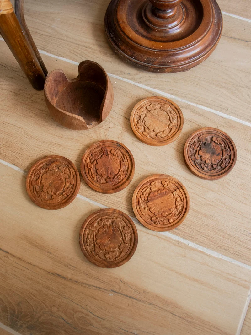 Francine, la table d'appoint au bois sculpté incluant des sous-verres N°1000