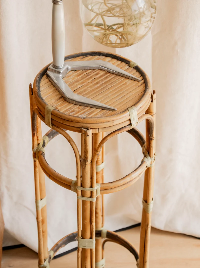 Ariel, le porte-plante en bois clair et rotin N°514