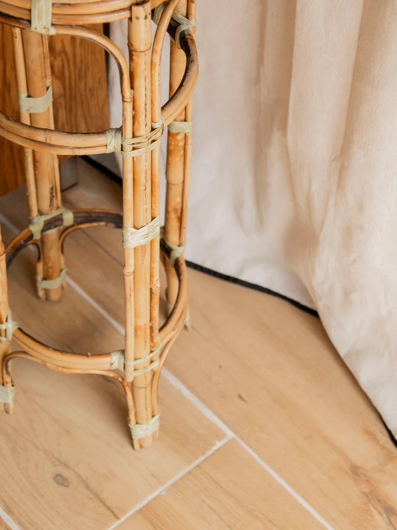 Ariel, le porte-plante en bois clair et rotin N°514