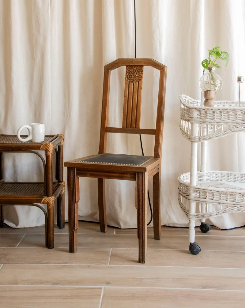 Claude, la chaise cloutée et sculptée ornée de délicates fleurs N°1317