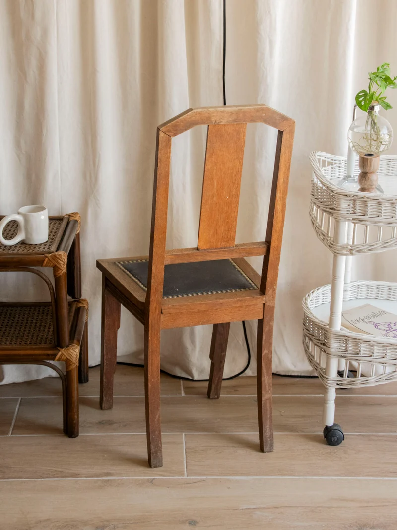 Claude, la chaise cloutée et sculptée ornée de délicates fleurs N°1317